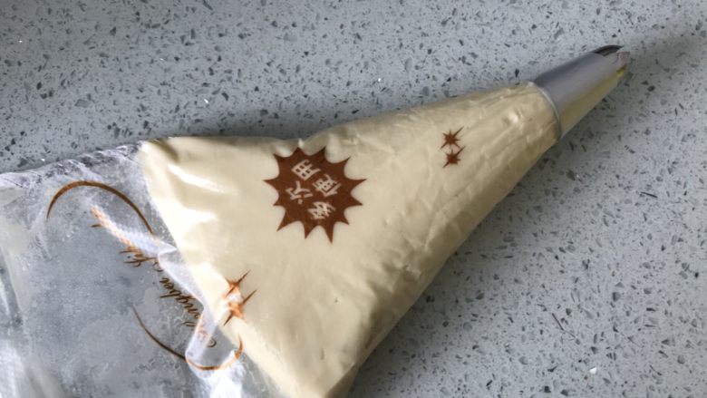 爱心曲奇,装入裱花袋,事先将裱花嘴装入裱花袋,裱花嘴我用的是三能8齿的,烤箱上下火180度预热。