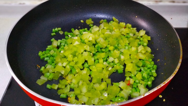 五彩炒饭,放豇豆和莴笋一起炒,炒至莴笋和豇豆快熟。