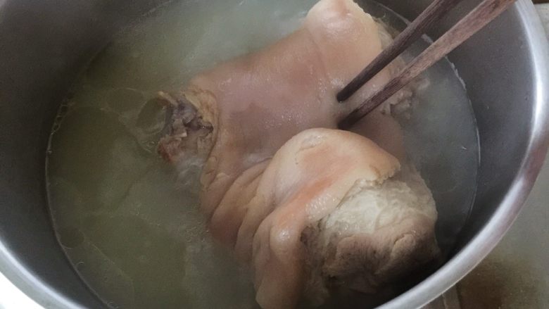 扎蹄 —— 适合炎炎夏日吃的肉,煮熟,拿筷子能轻易插进去,关火捞出