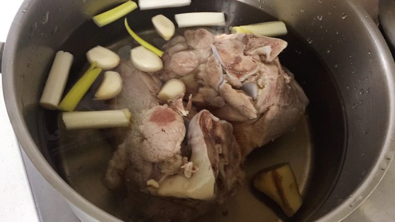 扎蹄 —— 适合炎炎夏日吃的肉,出完血水,清洗干净,皮上有毛的话拔一拔,然后放入清水,放入葱姜蒜,大火煮开,小火慢炖