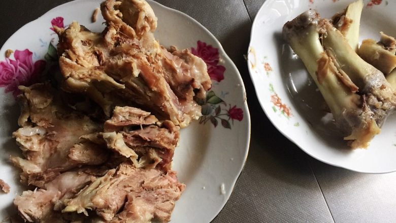 扎蹄 —— 适合炎炎夏日吃的肉,稍微放凉一点,把蹄胖里的骨头拆出来