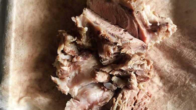 扎蹄 —— 适合炎炎夏日吃的肉,拿块大纱布,把蹄胖放上去