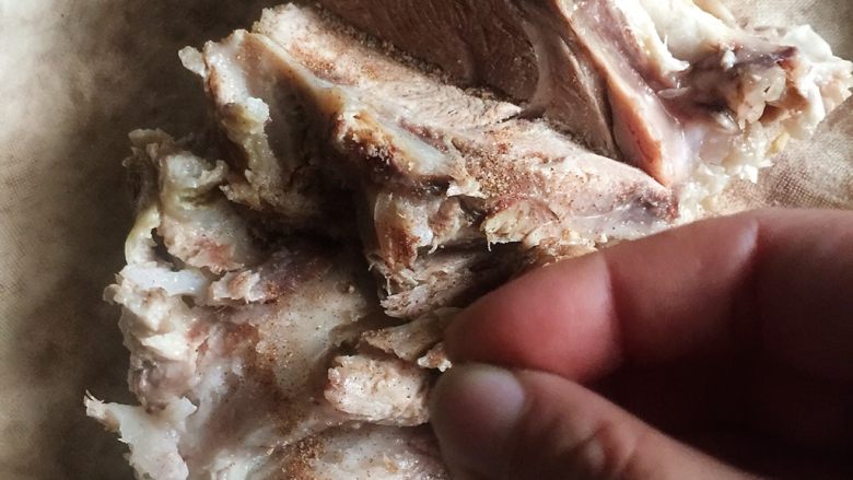 扎蹄 —— 适合炎炎夏日吃的肉,混合后的粉类洒到蹄胖上,撒完用手上上下下,里里外外、左左右右稍微抹一下,尽量让调味粉均匀覆盖