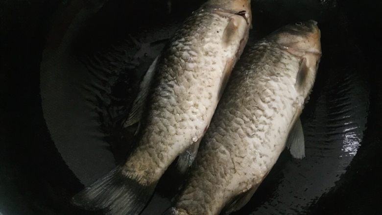 鲫鱼萝卜汤,要想煎鱼不破皮,锅一定一定要洗净、烧热(烧热的概念就是看到冒烟了)。这时把鱼放入,不要一直去铲它,过一会轻轻晃动锅子,如果鱼脱离锅底会晃动就说明煎好了,此时翻面再煎另一面。