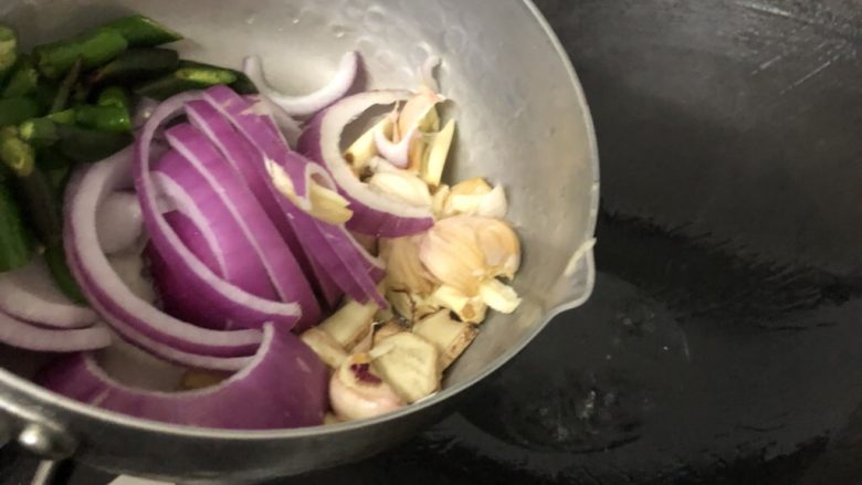 辣味小龙虾,油热放下配料翻炒下