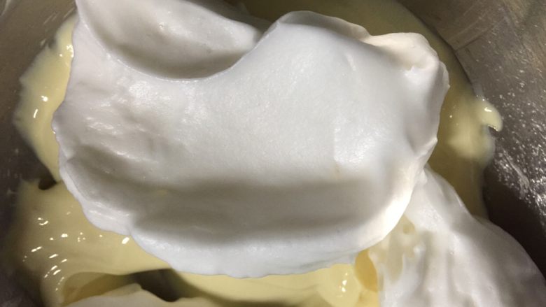 百香果溶豆,取一部分蛋白霜放入百香果糊