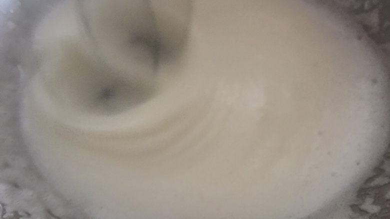 百香果溶豆,慢慢的泡沫会变细腻