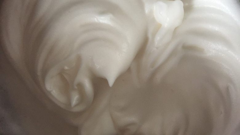 百香果溶豆,打好的蛋白霜应该是很细腻的哦