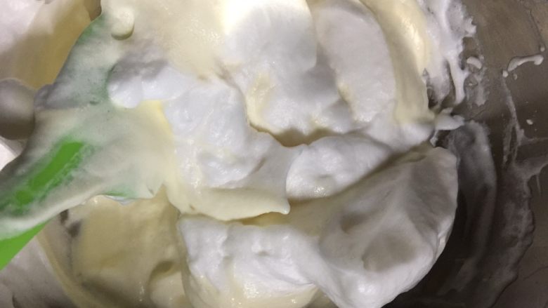 百香果溶豆,切到另一端，从底部抄起