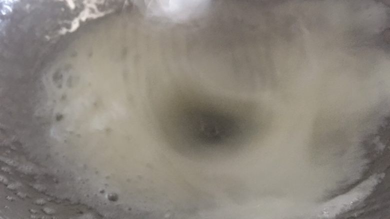 百香果溶豆,加入几滴<a style='color:red;display:inline-block;' href='/shicai/ 919'>柠檬汁</a>开始高速打发