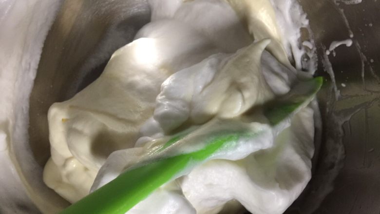 百香果溶豆,可以先切切切把蛋白霜切碎然后刮到垂直从一端