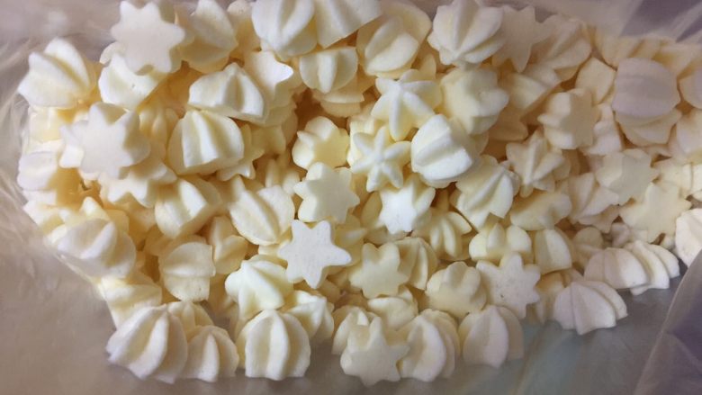 百香果溶豆,烘烤好的溶豆如图 很轻松的从油布取下并很松脆 入口即化