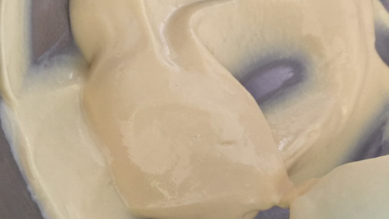 百香果溶豆,百香果汁、稠酸奶、奶粉、淀粉混合到如图顺滑状态，没本事的就过筛一下