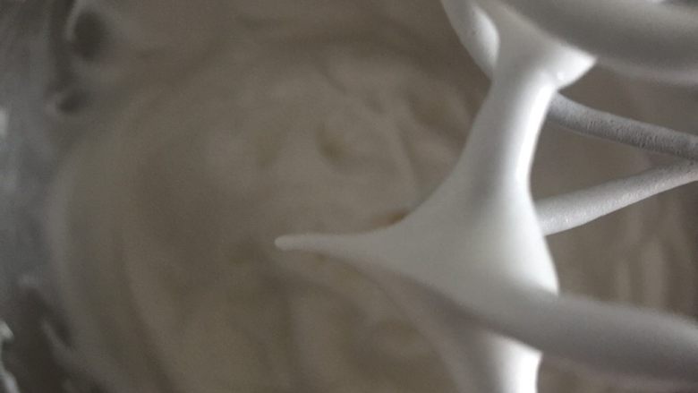 百香果溶豆,一直打发到打蛋器停止并插入盆底化两圈提起如图是直立的尖就好了