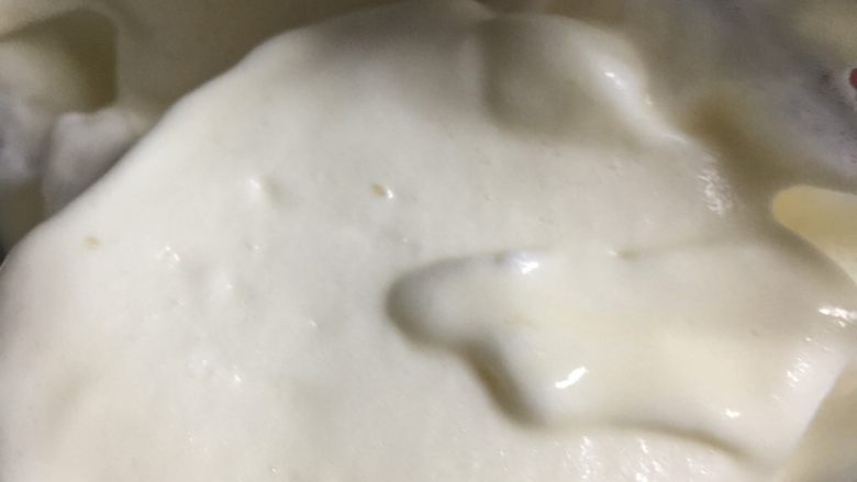 百香果溶豆,装入装有花嘴的裱花袋
花嘴选用中号深齿的