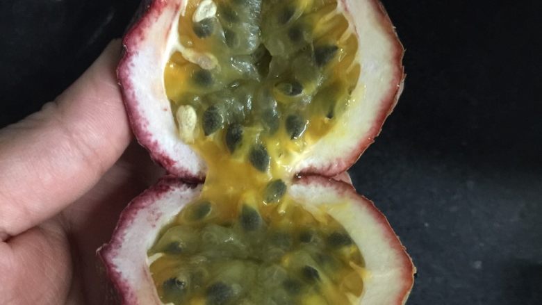 百香果溶豆,切开果肉还是很好的哦，这个时候我们可以鸡蛋分离蛋清蛋黄并将蛋清冷冻