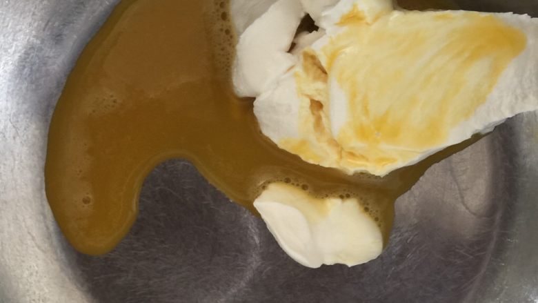 百香果溶豆,百香果汁稠酸奶 可以先混合均匀也可以不去管它等会一起混合