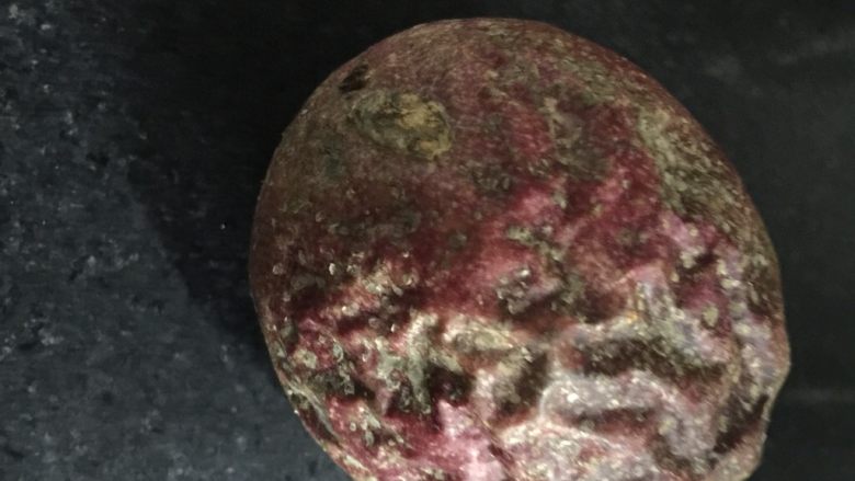 百香果溶豆,挑选一个皱皱的百香果 丑一点没事 越皱越丑的越好吃哦