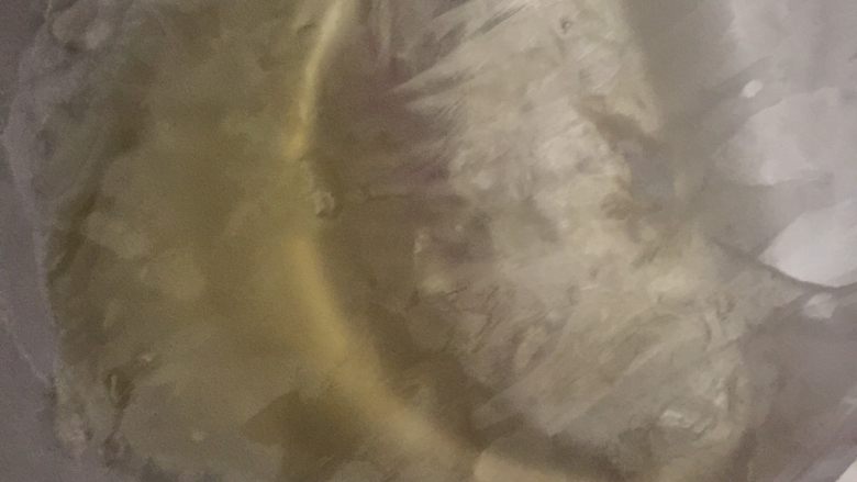 百香果溶豆,蛋清冷藏到边缘出冰渣即可