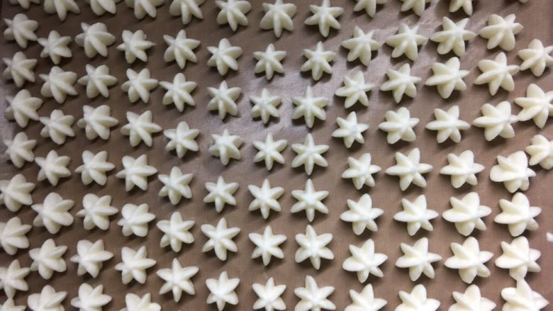 百香果溶豆,挤溶豆，记得时候预热烤箱上下火100度