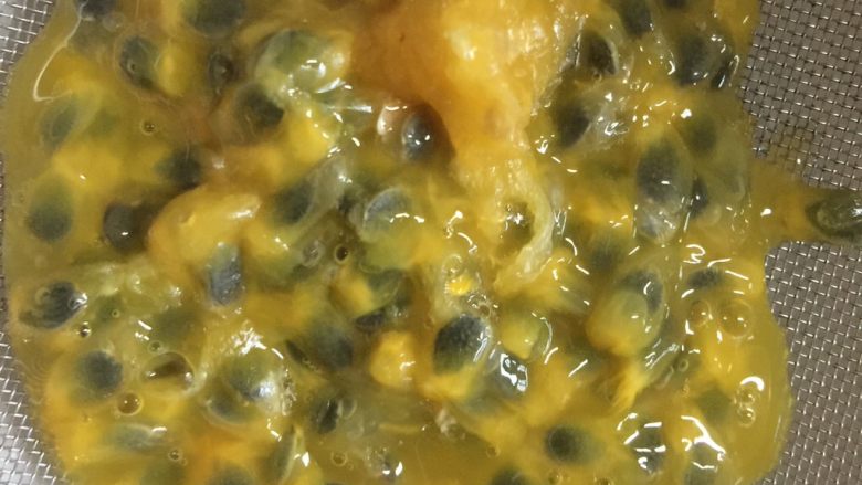 百香果溶豆,挖出果肉放在筛网上