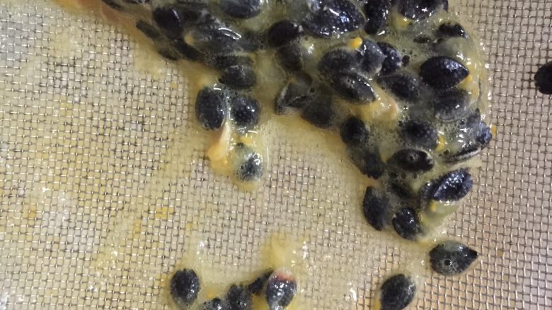 百香果溶豆,用刮刀压到如图样基本上汁就都出来了