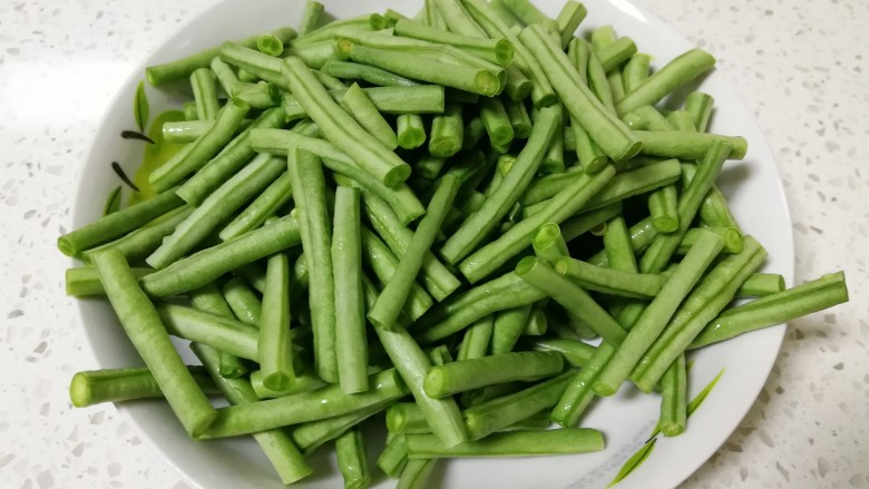 豆角茄条,豆角洗净,切成大约5、6厘米长段