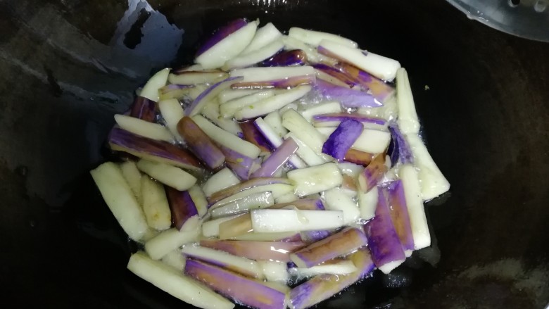 豆角茄条,翻炒茄条,让油全部炸到,