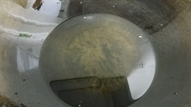 豆角茄条,锅中加入小半锅油,