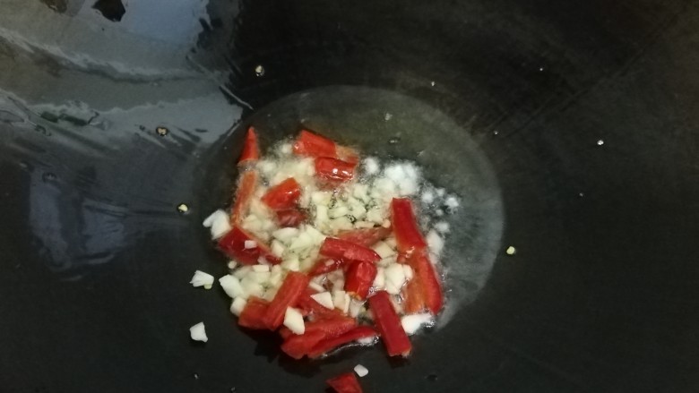 豆角茄条,将锅中多余的油倒出,开火。油热厚加入蒜子辣椒