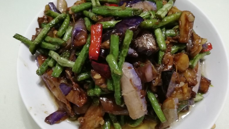 豆角茄条,出锅装盘咯!油光闪闪的