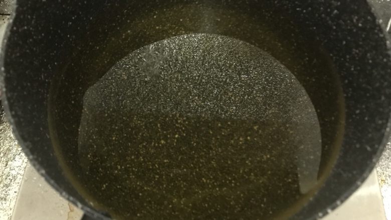 潮汕甜点简单做，反沙芋头,中小火，奶锅倒入油，奶锅小油深，用来炸东西非常合适。