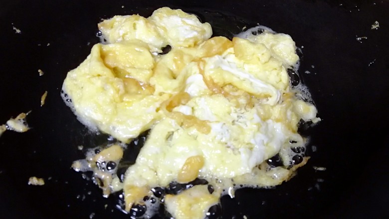咖喱炒饭,炒锅烧热倒入适量的食用油,倒入打散的鸡蛋,快速划炒熟盛出备用。