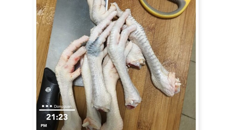 柠檬酸辣黄瓜鸡爪【自制】,去味:切三片姜,放入鸡脚,倒适量水,倒入适量<a style='color:red;display:inline-block;' href='/shicai/ 718'>料酒</a>。放在锅里大火煮,煮开沥干。丢掉姜。再用凉白开沥干一次。