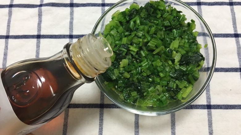 凉拌菠菜,滴入黑芝麻核桃油
