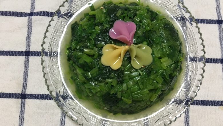 凉拌菠菜,倒扣入盘中