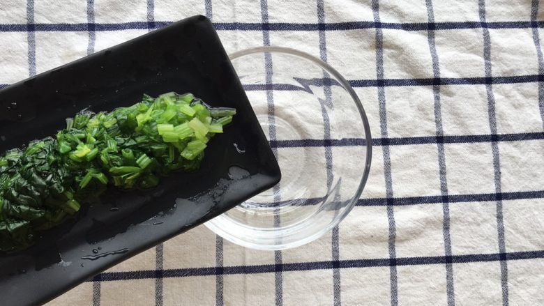凉拌菠菜,倒入碗中