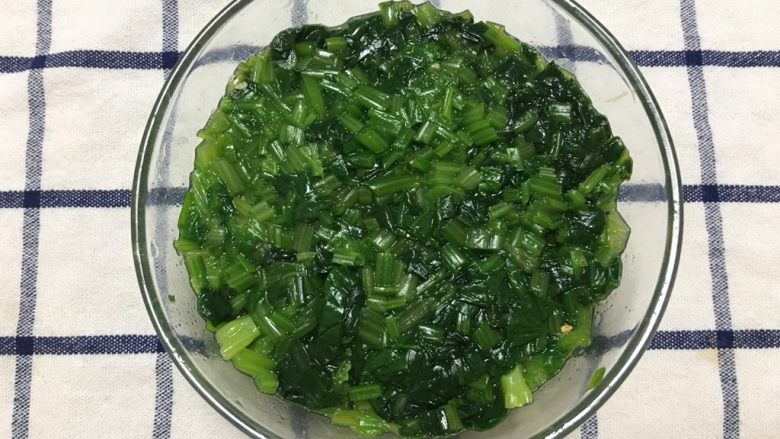 凉拌菠菜,搅拌均匀，压实