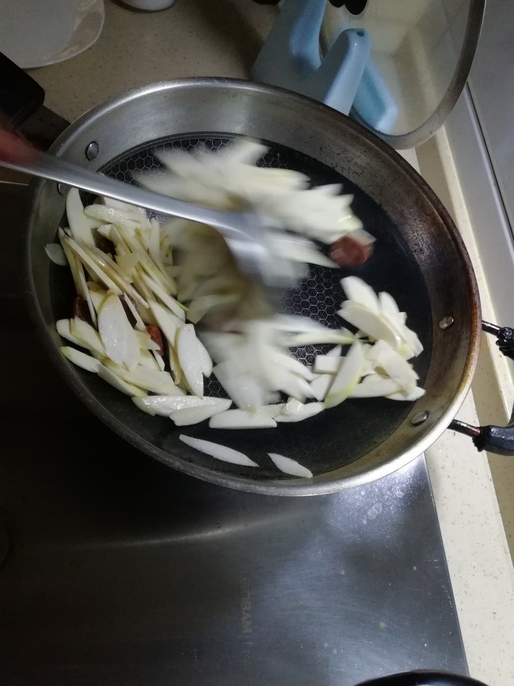 香肠茭白,香肠翻炒熟，再放茭白翻炒