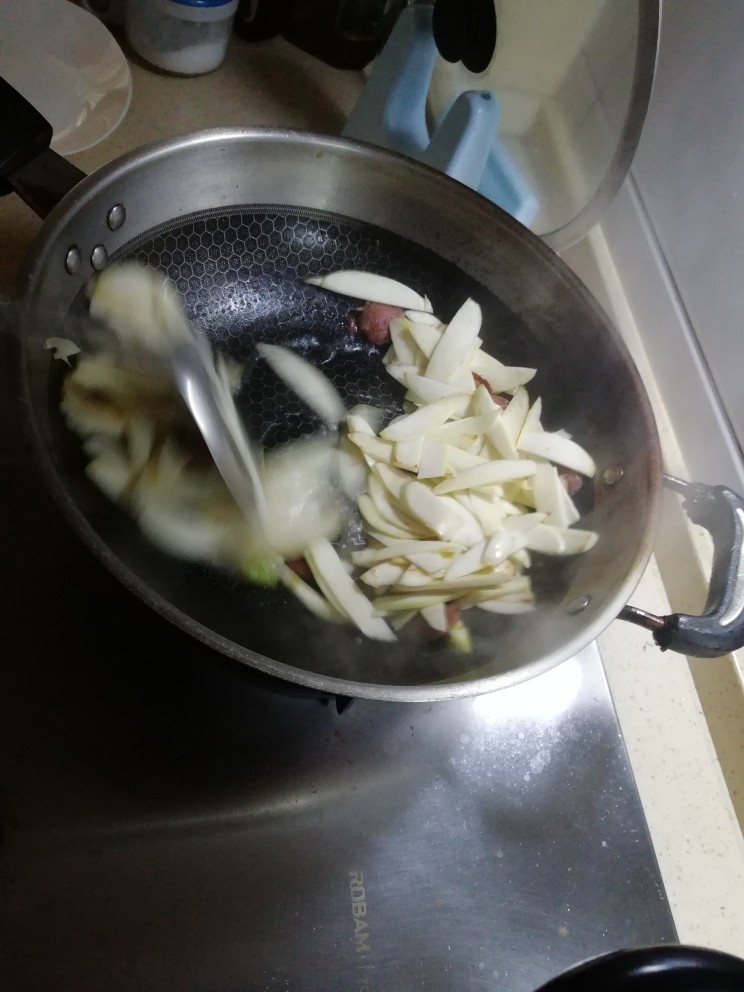 香肠茭白,放水，翻炒熟