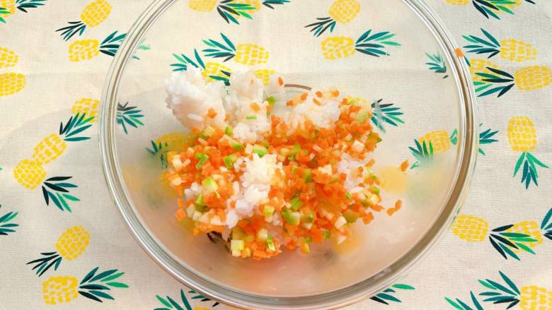 【宝宝辅食】12M+,虾松杂蔬炒饭,胡萝卜和西葫芦丁盛出放在大碗里,趁热把米饭加入菜中;