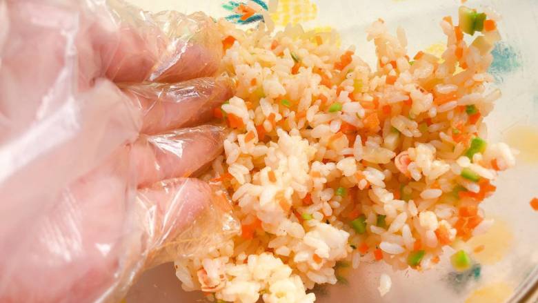 【宝宝辅食】12M+,虾松杂蔬炒饭,手带上食品手套,用手把所有食材抓匀即可;