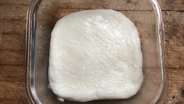 牛奶小方,保鲜膜包好,翻面这样可以让小方两面都平整。