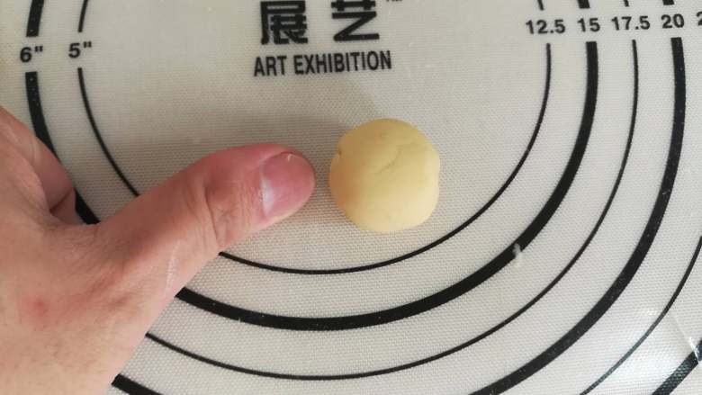 中华一番——黄金比例烧麦(改良版),取一小块面团揉成圆球,比拇指大一点点即可