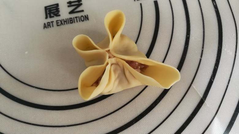 中华一番——黄金比例烧麦(改良版),然后再如图捏好另外一端