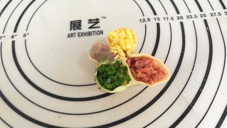 中华一番——黄金比例烧麦(改良版),三个小口填充进鸡蛋,虾泥,青菜,剩下一个大口填充猪绞肉后,再撒上一层火腿碎
