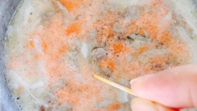 萝卜糕,用保鲜膜封上容器,把保鲜膜戳几个小洞