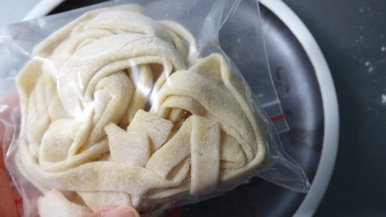 自製雞蛋麵條,用不完的麵條分成一球一球每次下麵需要用的份量,裝塑膠袋冷凍起來。麵條若解凍會吸收水汽黏在一起,所以下次要用不需要解凍,直接丟進滾水裡面煮即可。