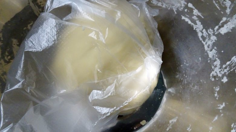 自製雞蛋麵條,鬆弛完成後從塑膠袋代取出,再稍微揉一揉,把形狀整理一下。
