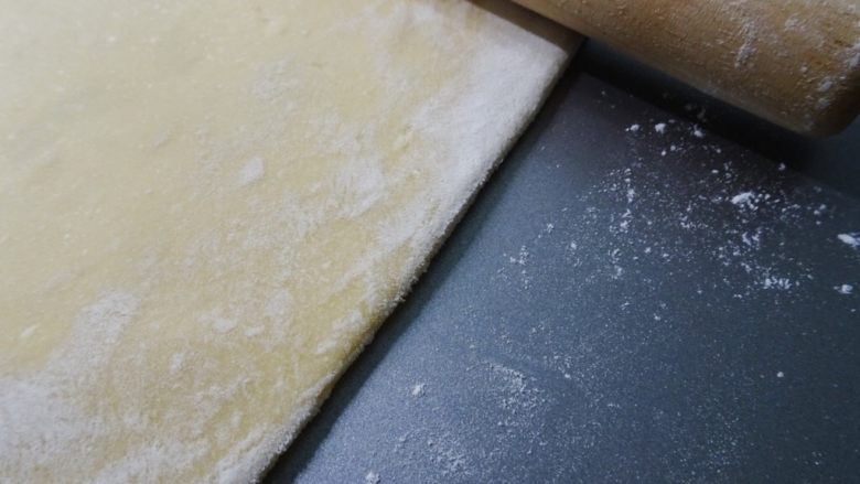 自製雞蛋麵條,用桿麵棍將整形完的麵團慢慢桿開來,桿到想要的麵條厚度。僅量桿成長方形的形狀,這樣切下來的麵條長度才會平均,切掉不要的邊邊也會比較少,減少浪費。